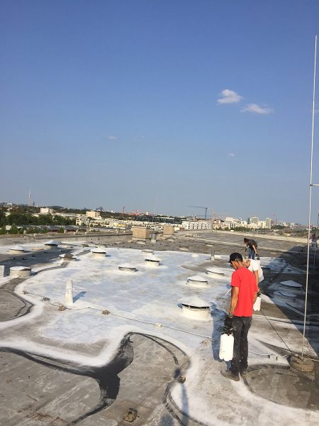 Ella&Pitr working on a huge installation on KUNSTLABORs roof