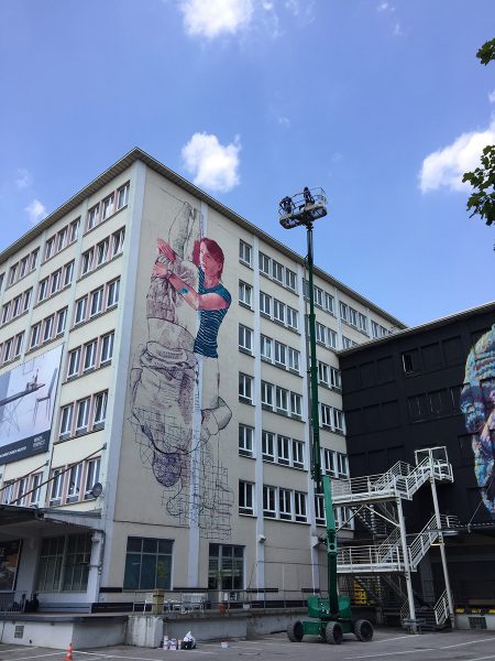 Fintan Magee beim Malen an der Fassade